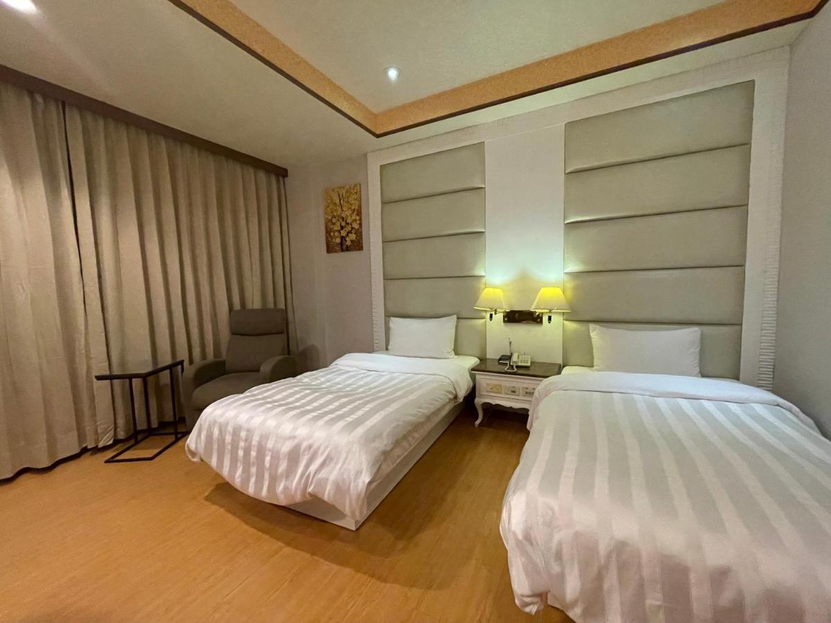 Wenpin Hotel - Pier 2 Kaohsiung Buitenkant foto